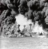 ww2/pacific/08 - Battleships burning at Pearl Harbor.jpg